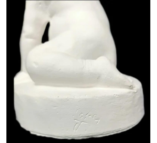 Estatua bebé en sus primeros pasos