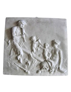 Bas relief couple de faunes jouant avec leurs-deux...