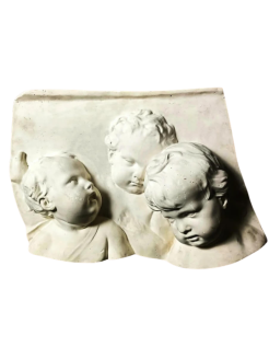 Bas relief visages de trois jeunes enfants d'après...
