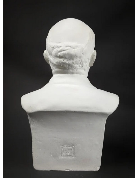 Bust of Vladimir Ilyich Ulyanov, known as Lenin.