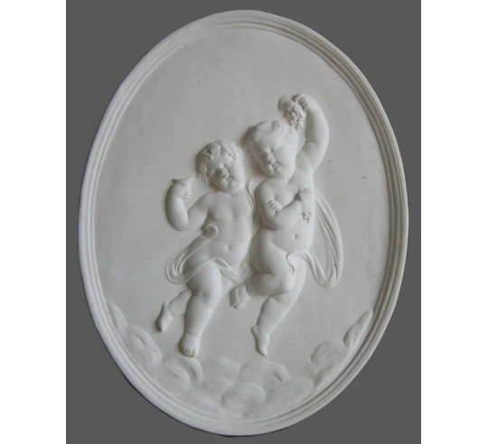 Bajorrelieve de pareja de Putti bebiendo y...