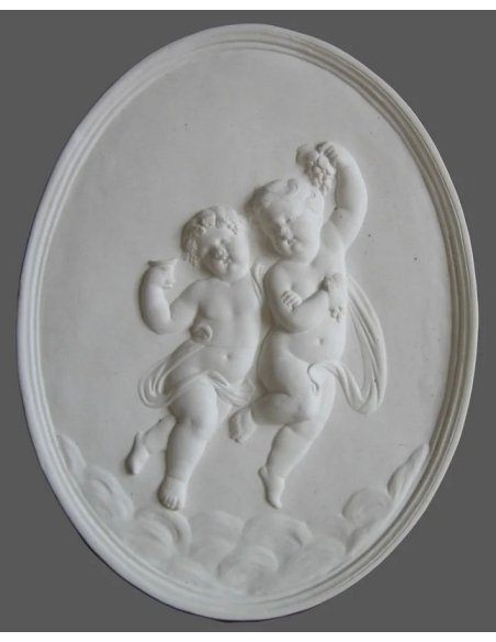Bajorrelieve de pareja de Putti bebiendo y bailando, escena festiva.