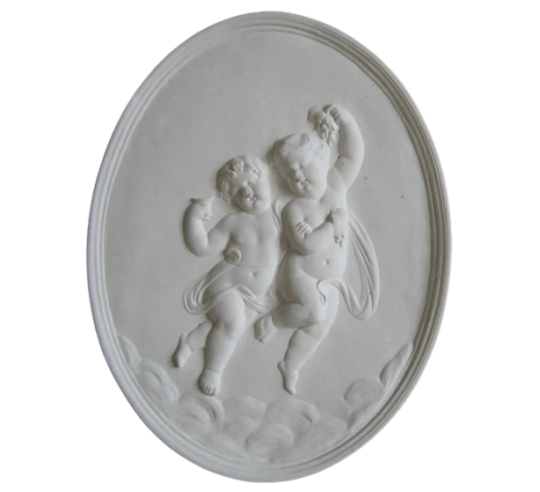 Bajorrelieve de pareja de Putti bebiendo y bailando, escena festiva.