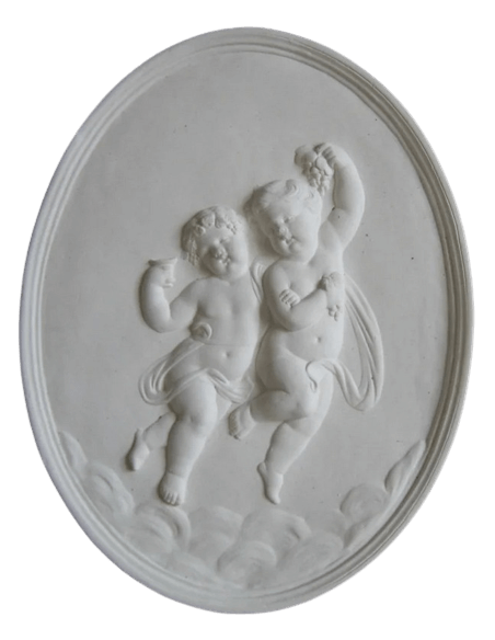 Bajorrelieve de pareja de Putti bebiendo y bailando, escena festiva.