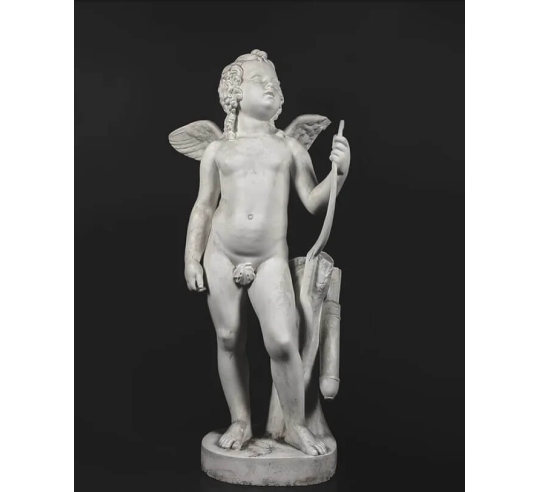 Statue de Cupidon avec son arc ou Amorino...