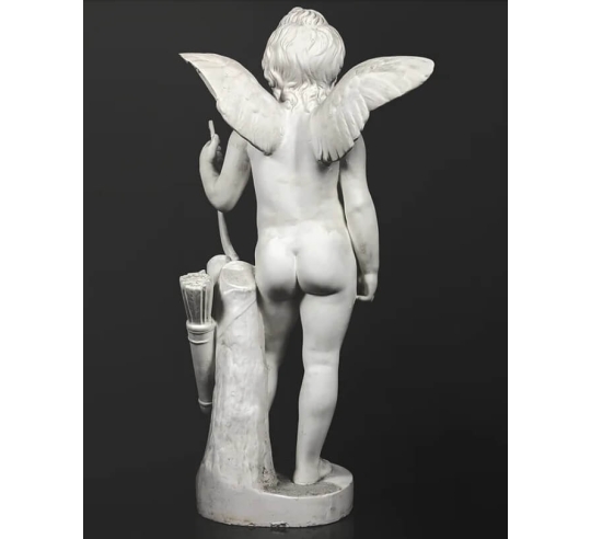 Statue de Cupidon avec son arc ou Amorino...