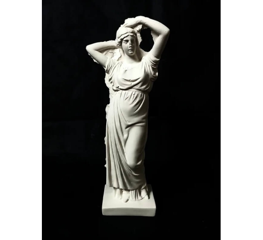 Estatua de mujer joven peinándose según Bertel...