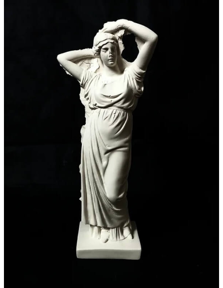 Estatua de mujer joven peinándose según Bertel Thorvaldsen