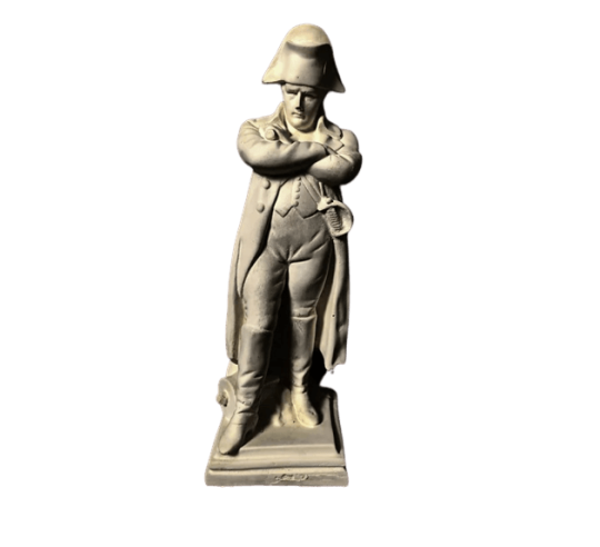 Estatuilla de Napoleón Bonaparte de pie con los brazos cruzados