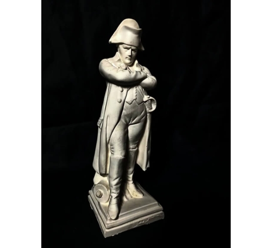 Estatuilla de Napoleón Bonaparte de pie con los...