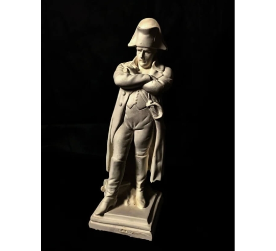 Estatuilla de Napoleón Bonaparte de pie con los...