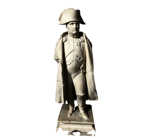 Estatuilla de Napoleón Bonaparte de pie con las manos a la espalda.