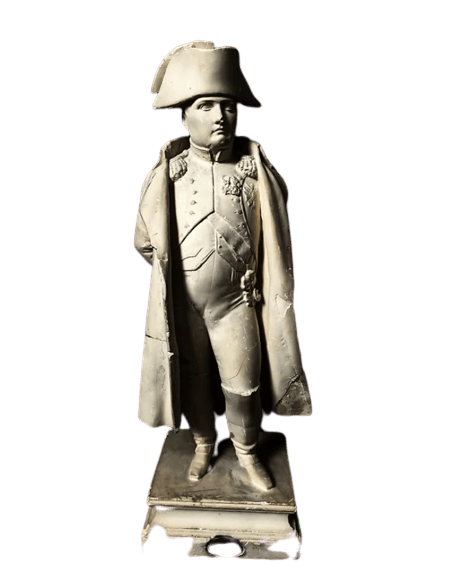 Estatuilla de Napoleón Bonaparte de pie con las manos a la espalda.