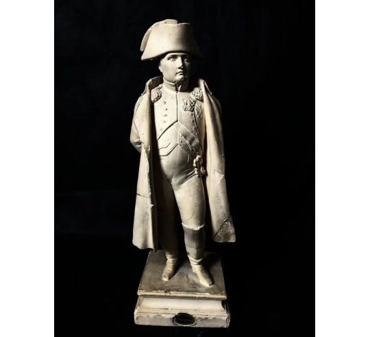 Estatuilla de Napoleón Bonaparte de pie con las...