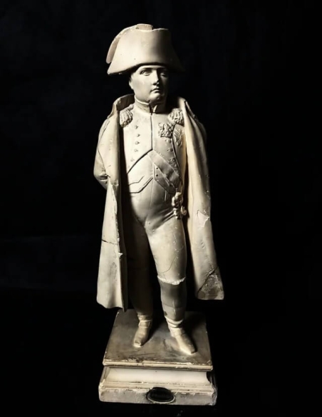 Statuette de Napoléon Bonaparte debout les mains derrières le dos