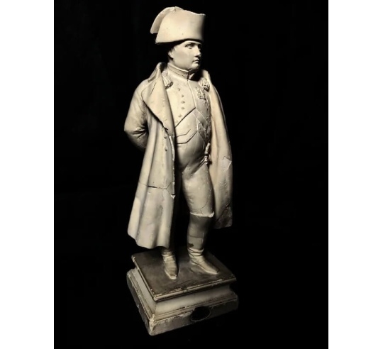 Estatuilla de Napoleón Bonaparte de pie con las...