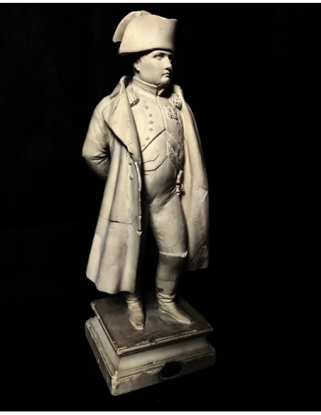 Statuette de Napoléon Bonaparte debout les mains derrières le dos