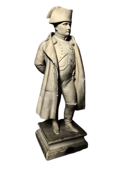 Statuette de Napoléon Bonaparte debout les mains derrières le dos