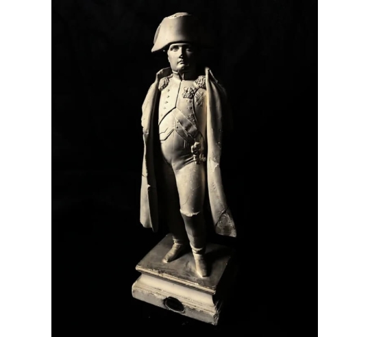 Statuette de Napoléon Bonaparte debout les...