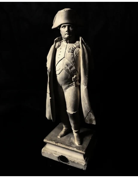 Statuette de Napoléon Bonaparte debout les mains derrières le dos