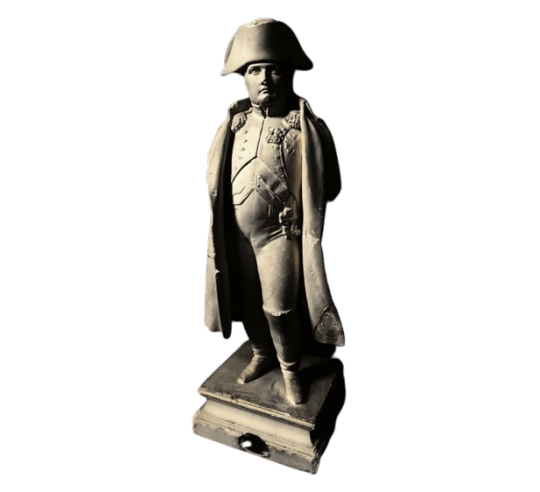 Estatuilla de Napoleón Bonaparte de pie con las...