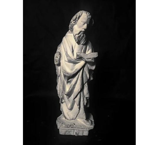 Estatua de apóstol leyendo la Biblia en la...