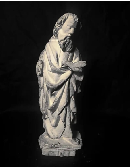Estatua de apóstol leyendo la Biblia en la colegiata de San Martín de Brive Francia