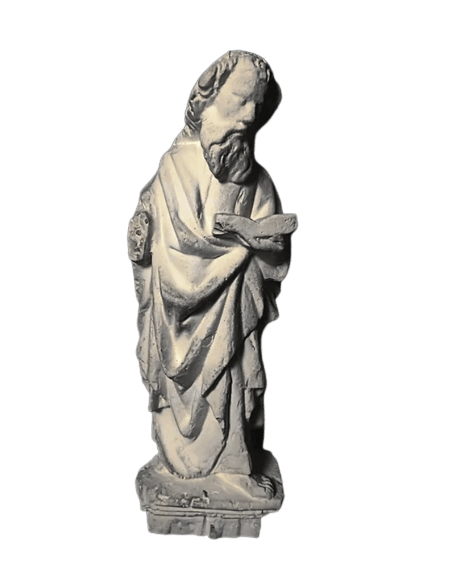 Estatua de apóstol leyendo la Biblia en la colegiata de San Martín de Brive Francia