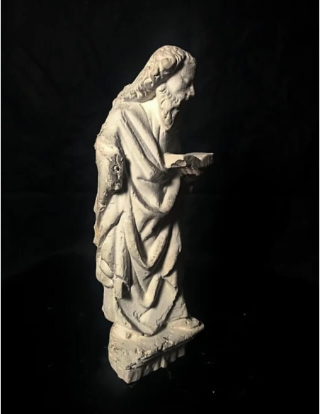 Estatua de apóstol leyendo la Biblia en la colegiata de San Martín de Brive Francia