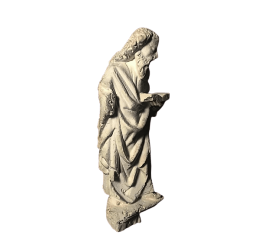 Estatua de apóstol leyendo la Biblia en la...