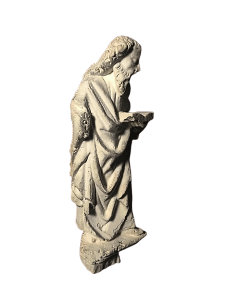 Estatua de apóstol leyendo la Biblia en la colegiata de San Martín de Brive Francia
