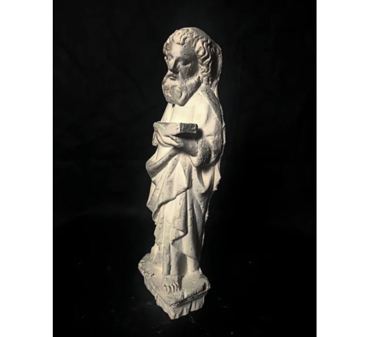 Estatua de apóstol leyendo la Biblia en la...