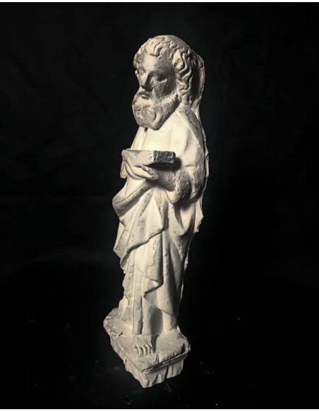 Estatua de apóstol leyendo la Biblia en la colegiata de San Martín de Brive Francia
