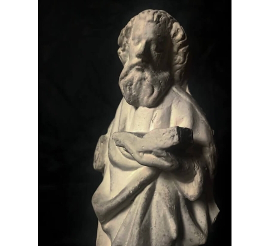 Estatua de apóstol leyendo la Biblia en la...