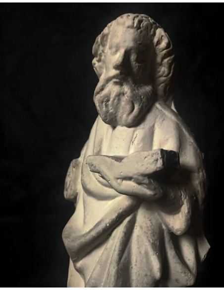 Estatua de apóstol leyendo la Biblia en la colegiata de San Martín de Brive Francia