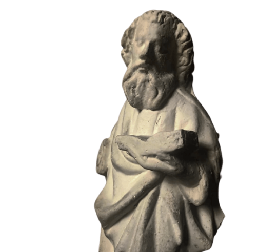 Estatua de apóstol leyendo la Biblia en la...