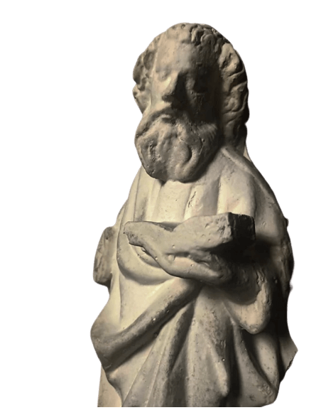 Estatua de apóstol leyendo la Biblia en la colegiata de San Martín de Brive Francia