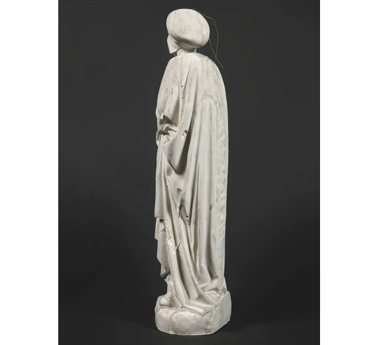 Estatua de Sibila con el birrete sepulcral del...