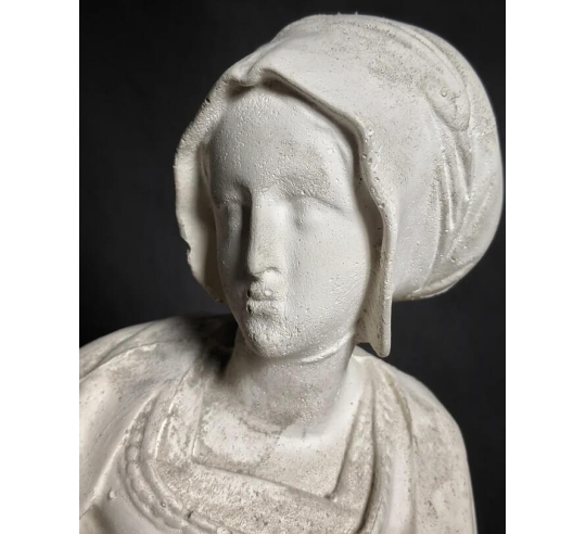 Estatua de Sibila con el birrete sepulcral del...