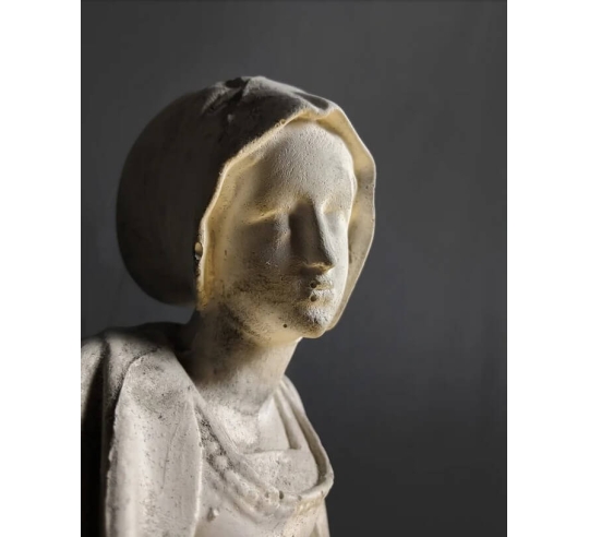 Estatua de Sibila con el birrete sepulcral del...