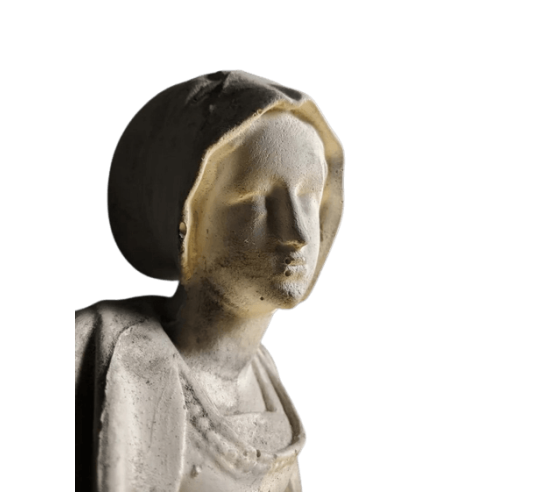 Estatua de Sibila con el birrete sepulcral del...