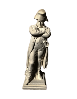 Estatuilla del general Napoleón Bonaparte de pie con los...