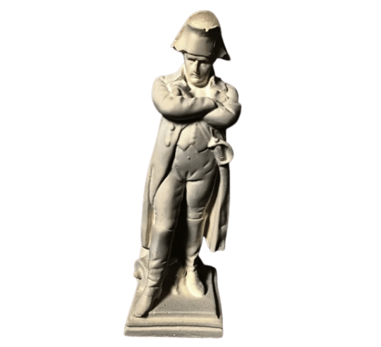 Estatuilla del general Napoleón Bonaparte de pie con los brazos cruzados