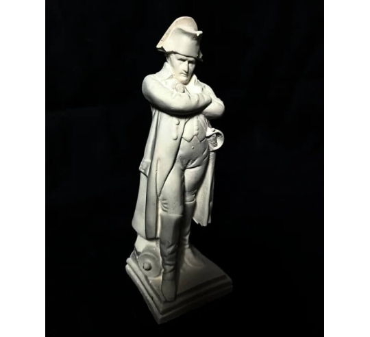 Statuette du Général Napoléon Bonaparte debout...