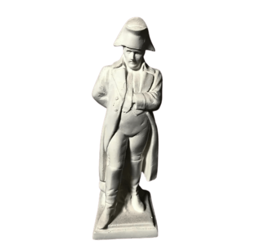 Estatuilla del general Napoleón Bonaparte con la mano en el chaleco.