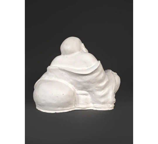 Estatuilla de Buda riendo sentado, símbolo de...