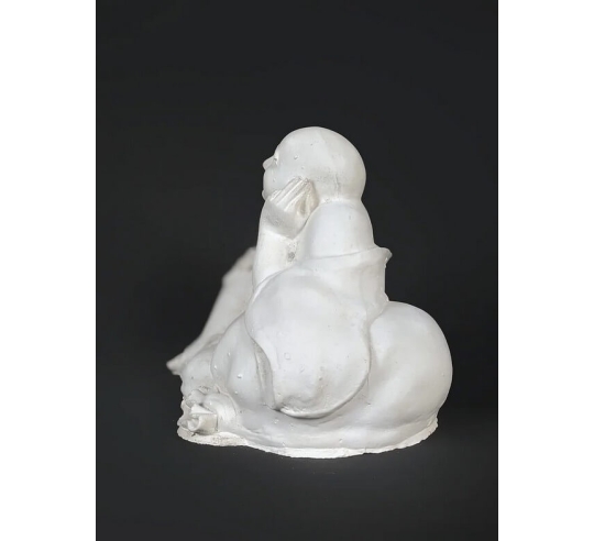 Estatuilla de Buda riendo sentado, símbolo de...