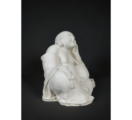 Estatuilla de Buda riendo sentado, símbolo de...