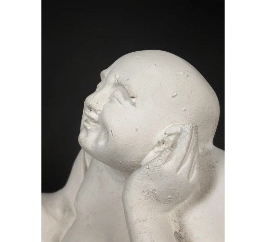 Estatuilla de Buda riendo sentado, símbolo de...