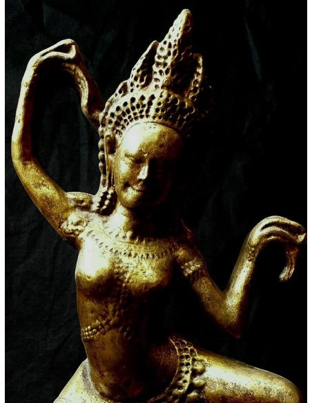 Statuette Apsara danseuse céleste main droite positionnée en Gyan moudra.